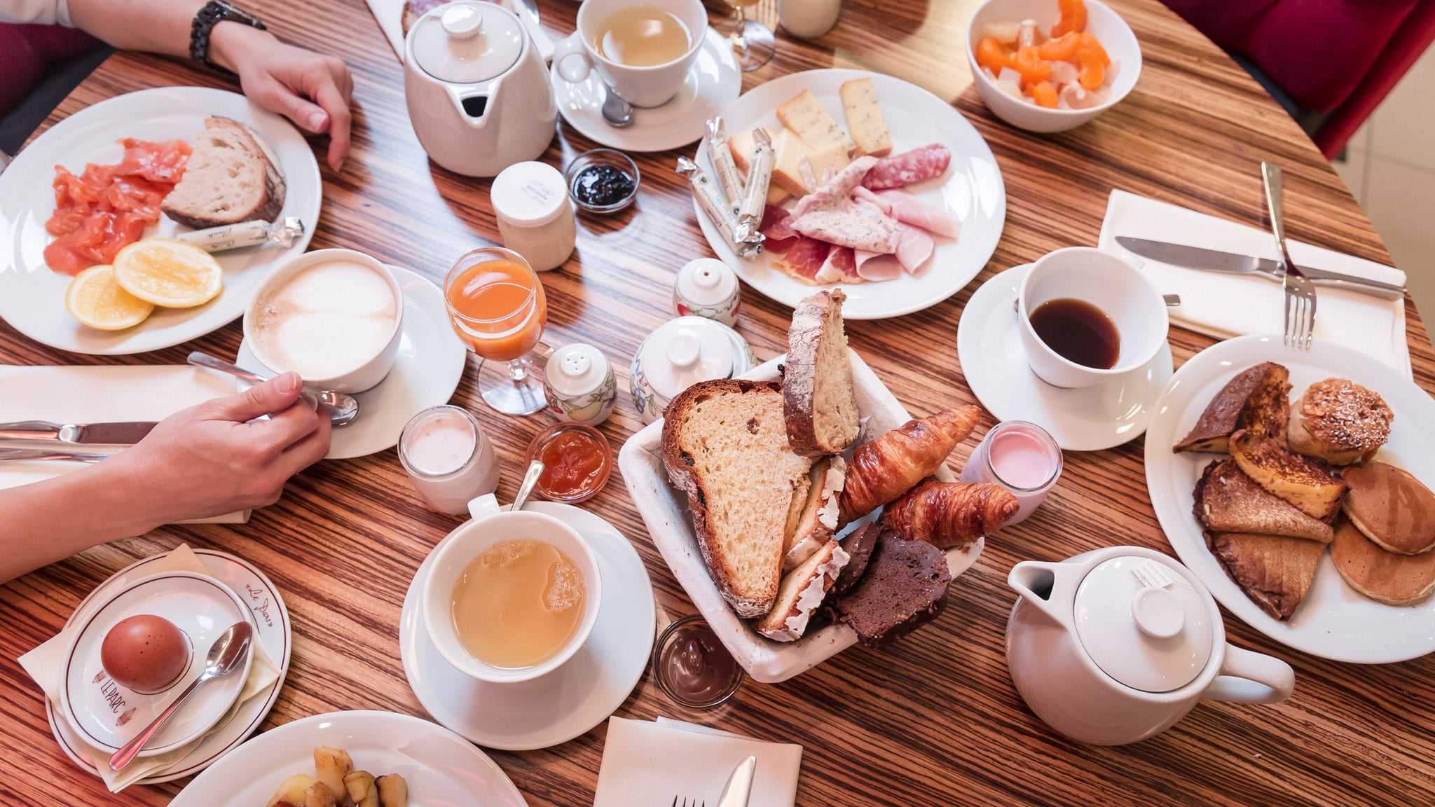 Petit déjeuner varié avec boissons et viennoiseries.